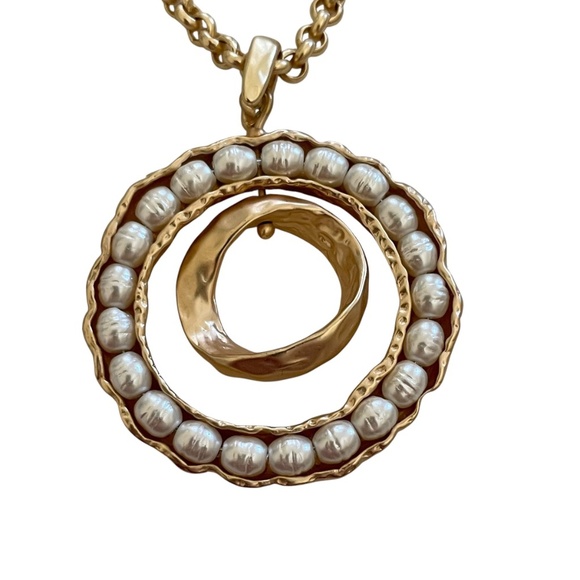 Elegant Gold and Pearl Necklace - Picture 2 of 6